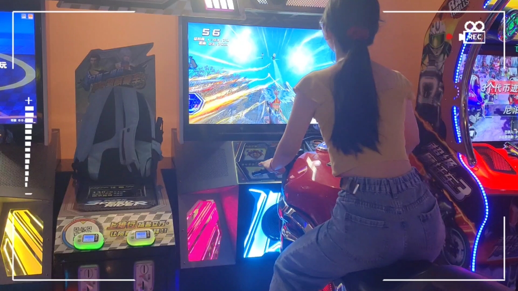 電玩城里的動(dòng)靜交織 摩托競速與淘氣堡樂園